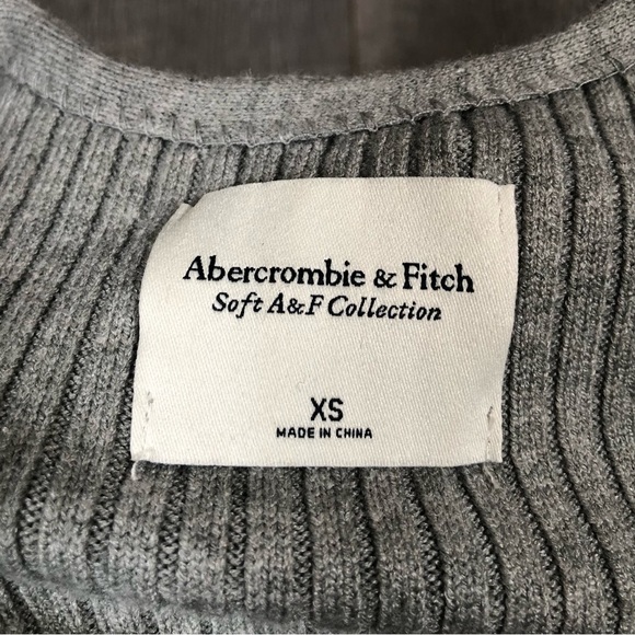 Abercrombie & Fitch Women’s V-Neck Rib Sweater Size XS - Picture 3 of 4